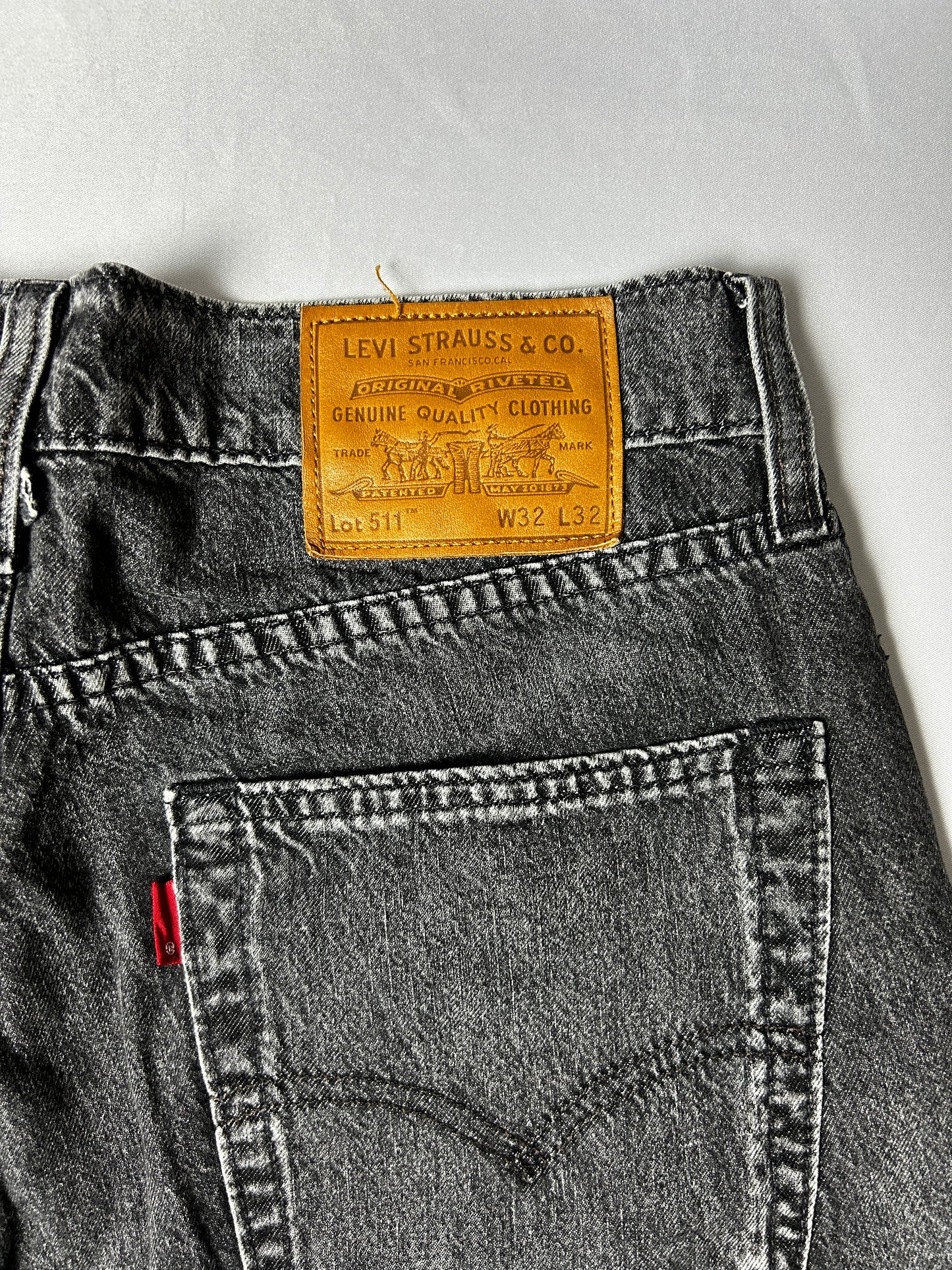 Jeans Lévi's 511 taille 32/32 Gris